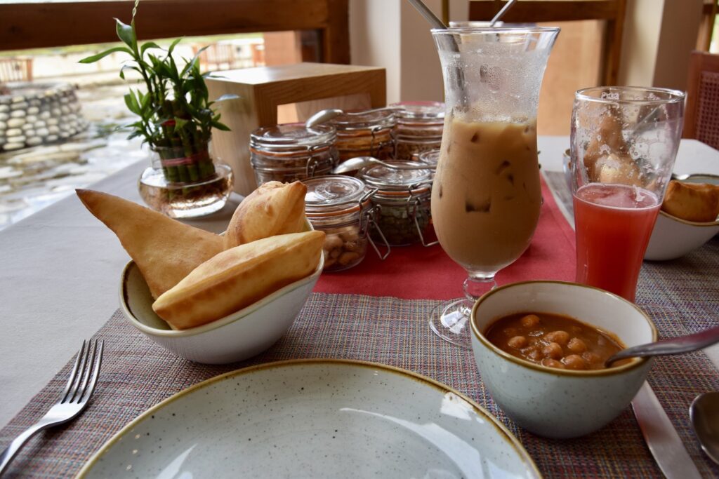 Tisch, Geschirr, Essen, Serviergeschirr, Küchenutensil, Brunch, Teller, Saft, Platte, Im Haus, Fastfood, Brot, Snack, Tafelsilber, Küchenutensilien, Restaurant, Gabel, Löffel, Unterteller, Tasse, Schüssel, Suppe, Sitzen, Pflanze, Frühstück, Mahlzeit, Drink