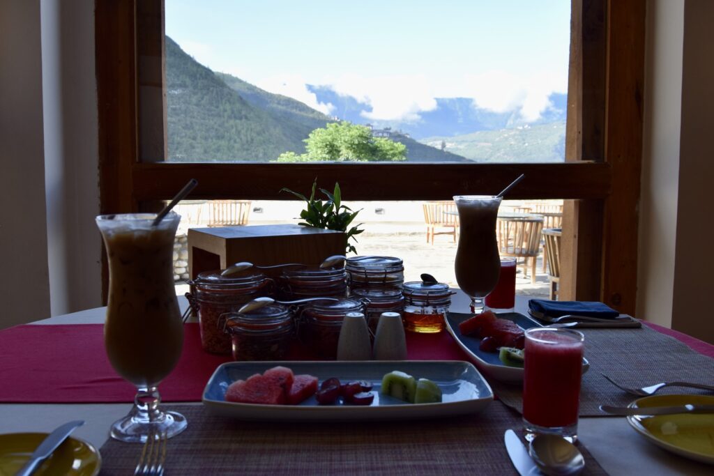 Geschirr, Tisch, Fenster, Drink, Im Haus, Weinglas, Berg, Essen, Sitzen, draußen, Esstisch, Urlaub
