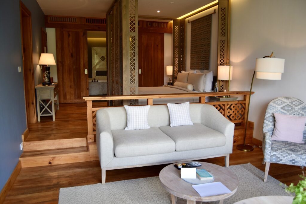 Im Haus, Inneneinrichtung, Wand, Boden, Couch, Studiocouch, Wohnzimmer, Kaffeetisch, Bude, Bettsofa, Kleines Sofa, Tisch, Kissen, Fußboden, Armlehne, Vase, Haus, Hartholz, Clubsessel, Lampenschirm, Penthouse, Eigentum, Holzboden, Laminatboden, Schlafsessel, Sofa, Decke, Mobiliar, Fenster, Hotel, Zimmer, Stuhl, Holz