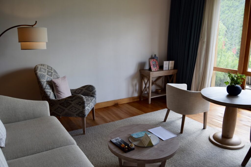 Im Haus, Wand, Inneneinrichtung, Boden, Kaffeetisch, Bude, Vase, Couch, Studiocouch, Kissen, Armlehne, Zimmer, Lampenschirm, Fensterausstattung, Bettsofa, Wohnzimmer, Kleines Sofa, Zimmerpflanze, Haus, Fensterabdeckung, Clubsessel, Lampe, Fußboden, Beistelltisch, Vorhang, Leinenstoffe, Fenster, Schlafsessel, Tisch, Sofa, Stuhl, Mobiliar, Wohnung