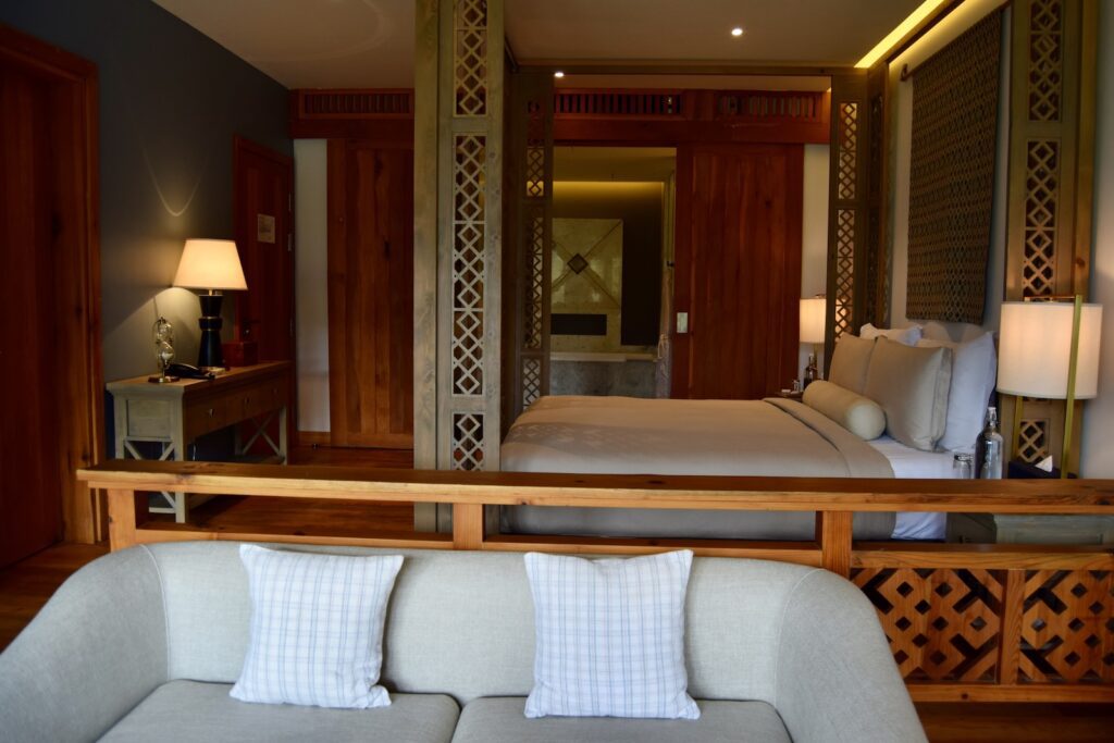 Im Haus, Inneneinrichtung, Wand, Mobiliar, Kissen, Schlafzimmer, Leinenstoffe, Lampenschirm, Bettwäsche, Bettdecke, Matratze, Bettbezug, Lampe, Bettrahmen, Möbel, Spiegel, Nachttisch, Suite, Boutique-Hotel, Fensterausstattung, Kommode, Vorhang, Hartholz, Schublade, Deckenleuchte, Sofa, Boden, Hotel, Decke, Zimmer, Bett, Urlaub