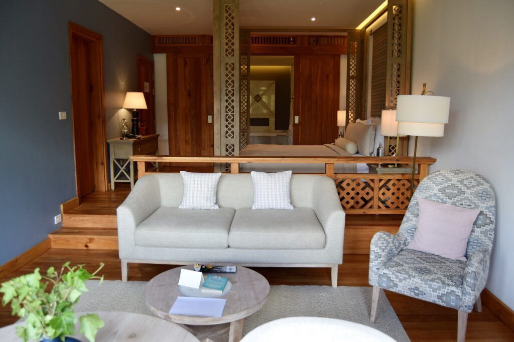 Im Haus, Inneneinrichtung, Wand, Couch, Studiocouch, Boden, Kaffeetisch, Kleines Sofa, Bude, Bettsofa, Vase, Armlehne, Zimmerpflanze, Tisch, Haus, Kissen, Fußboden, Sofa, Clubsessel, Eigentum, Hartholz, Mobiliar, Wohnzimmer, Decke, Zimmer, Hotel, Stuhl