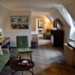 Im Haus, Wand, Inneneinrichtung, Boden, Tisch, Bude, Kaffeetisch, Haus, Couch, Decke, Studiocouch, Kissen, Lampenschirm, Fußboden, Armlehne, Laminatboden, Bettsofa, Stuhl, Wohnzimmer, Mobiliar, Zimmer, Hotel