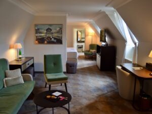 Im Haus, Wand, Inneneinrichtung, Boden, Tisch, Bude, Kaffeetisch, Haus, Couch, Decke, Studiocouch, Kissen, Lampenschirm, Fußboden, Armlehne, Laminatboden, Bettsofa, Stuhl, Wohnzimmer, Mobiliar, Zimmer, Hotel