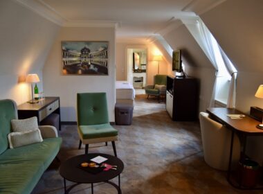 Im Haus, Wand, Inneneinrichtung, Boden, Tisch, Bude, Kaffeetisch, Haus, Couch, Decke, Studiocouch, Kissen, Lampenschirm, Fußboden, Armlehne, Laminatboden, Bettsofa, Stuhl, Wohnzimmer, Mobiliar, Zimmer, Hotel