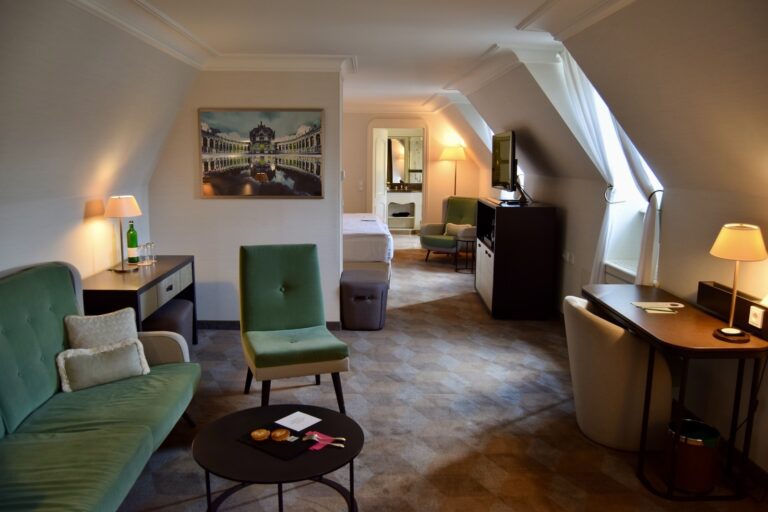 Im Haus, Wand, Inneneinrichtung, Boden, Tisch, Bude, Kaffeetisch, Haus, Couch, Decke, Studiocouch, Kissen, Lampenschirm, Fußboden, Armlehne, Laminatboden, Bettsofa, Stuhl, Wohnzimmer, Mobiliar, Zimmer, Hotel