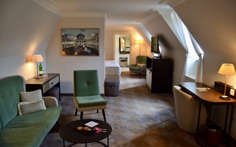 Im Haus, Wand, Inneneinrichtung, Boden, Tisch, Bude, Kaffeetisch, Haus, Couch, Decke, Studiocouch, Kissen, Lampenschirm, Fußboden, Armlehne, Laminatboden, Bettsofa, Stuhl, Wohnzimmer, Mobiliar, Zimmer, Hotel