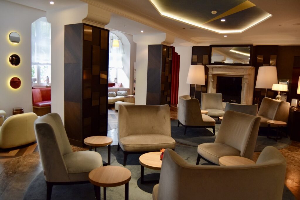 Im Haus, Inneneinrichtung, Wand, Decke, Hotel, Boden, Kaffeetisch, Zimmer, Couch, Tisch, Studiocouch, Armlehne, Warteraum, Bettsofa, Deckenleuchte, Kleines Sofa, Fußboden, Clubsessel, Stuhl, Wohnzimmer, Mobiliar
