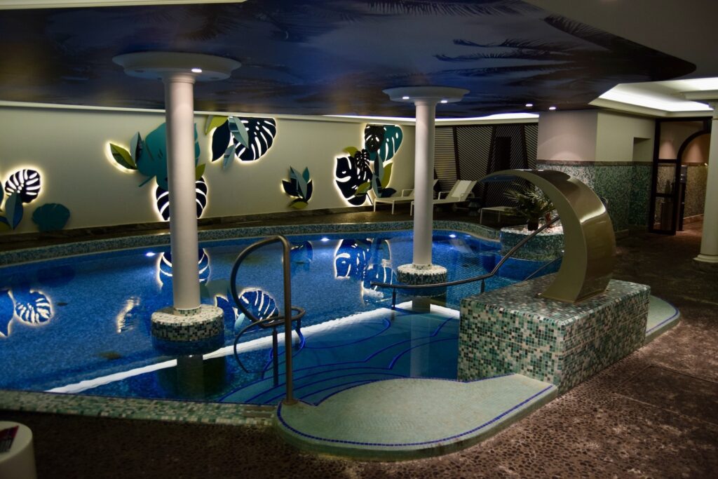 Schwimmbecken, Im Haus, Wasser, Majorelle Blue, Decke, Schwimmen, Wand, Blau, Boden, Pool