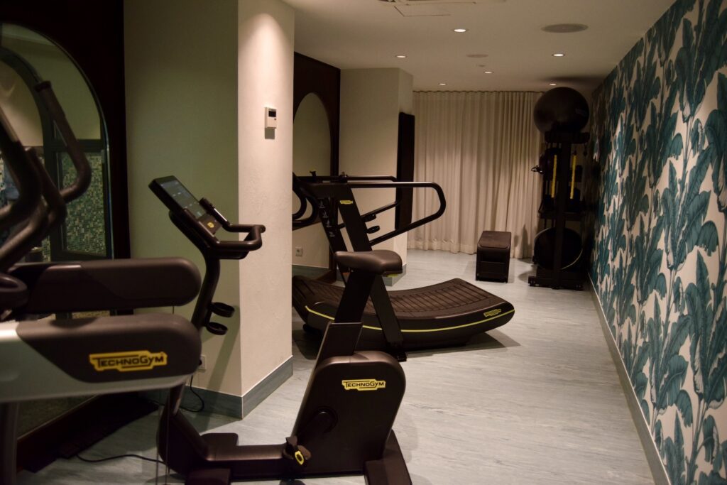 Sport, Wand, Im Haus, Trainingsgerät, Trainingsausrüstung, Sporthalle, Laufband, Fußboden, Boden, Decke, Stuhl