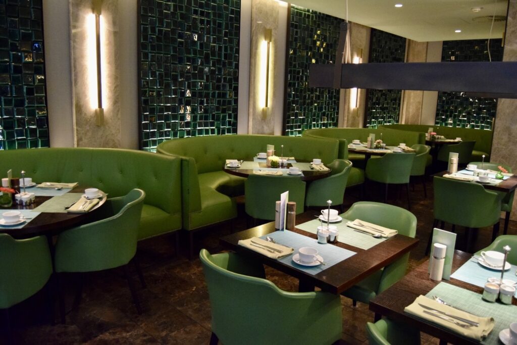Im Haus, Mobiliar, Kaffeetisch, Stuhl, Inneneinrichtung, Tisch, Restaurant, Esstisch, Geschirr, Wand, Fenster, Decke, Grün, Boden, Hotel, Essen, Zimmer