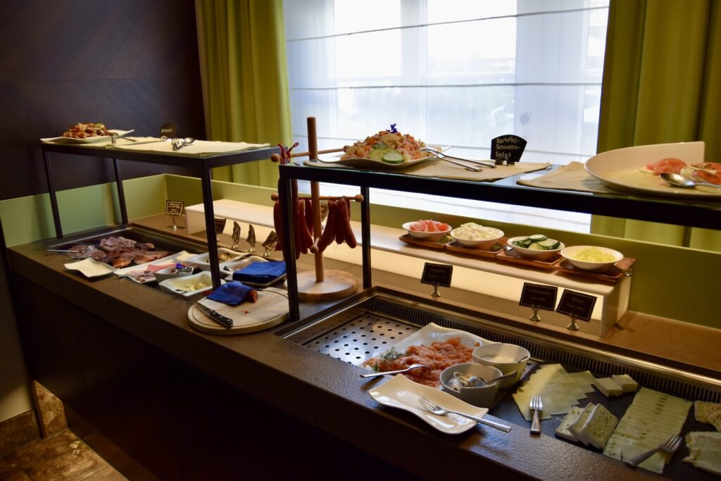 Im Haus, Wand, Fastfood, Flasche, Snack, Essen, Tisch, Fenster, Buffet
