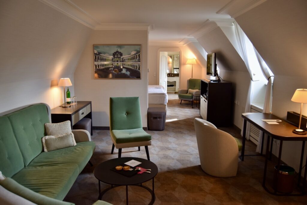 Im Haus, Wand, Inneneinrichtung, Boden, Kaffeetisch, Couch, Tisch, Bude, Decke, Studiocouch, Kissen, Haus, Lampenschirm, Bettsofa, Armlehne, Kleines Sofa, Fußboden, Wohnzimmer, Stuhl, Mobiliar, Zimmer, Hotel