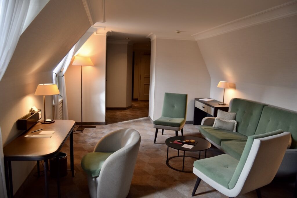 Im Haus, Wand, Inneneinrichtung, Boden, Kaffeetisch, Bude, Decke, Couch, Armlehne, Lampenschirm, Stuhl, Studiocouch, Fenster, Hotel, Fußboden, Tisch, Wohnzimmer, Mobiliar, Zimmer