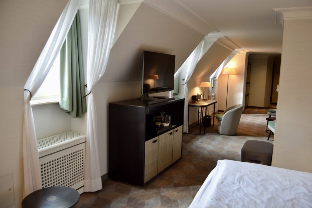 Im Haus, Inneneinrichtung, Bett, Boden, Kissen, Haus, Möbel, Leinenstoffe, Eigentum, Fensterausstattung, Matratze, Nachttisch, Bettwäsche, Bettdecke, Kommode, Fußboden, Haushaltsgerät, Vorhang, Fensterabdeckung, Bude, Schublade, Decke, Bettbezug, Bettrahmen, Putz, Hartholz, Hotel, Fenster, Zimmer, Mobiliar, Wand, Schlafzimmer