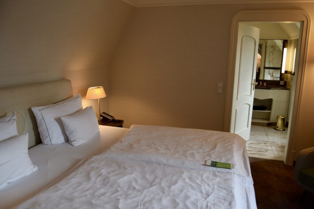 Im Haus, Wand, Kissen, Inneneinrichtung, Bettwäsche, Bettdecke, Leinenstoffe, Bettbezug, Matratze, Bettrahmen, Mobiliar, Haus, Nachttisch, Suite, Lampenschirm, Boutique-Hotel, Fensterausstattung, Zimmer, Decke, Fensterabdeckung, Bettbehang, Schlafzimmer, Lampe, Putz, weiß, Boden, Hotel, Bett, Urlaub