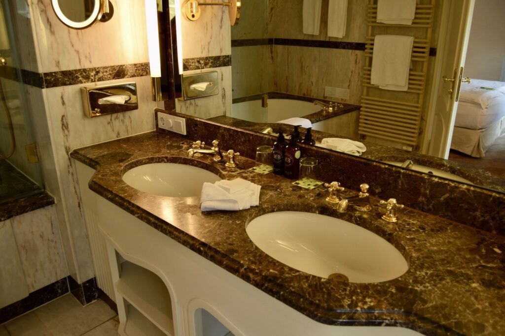 Im Haus, Installationszubehör, Wand, Hahn, Badezimmerzubehör, Wasserleitung, Badewanne, Badezimmer, Kachel, Waschbecken, Arbeitsfläche, Hotel, Spiegel, Toilette, Fenster