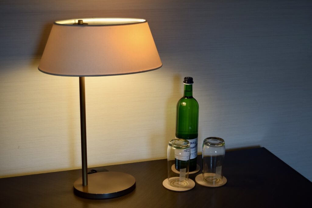 Im Haus, Lampe, Wand, Flasche, Tisch, Lampenschirm, Drink, Licht