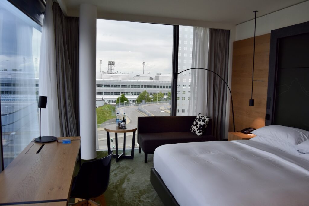 Im Haus, Mobiliar, Zimmer, Fenster, Inneneinrichtung, Wand, Kissen, Matratze, Bettdecke, Bettwäsche, Fensterausstattung, Bett, Leinenstoffe, Bettbezug, Fensterabdeckung, Schlafzimmer, Haus, Bettrahmen, Suite, Boden, Vorhang, Boutique-Hotel, Penthouse, Eigentum, Wohnung, Hotel, Urlaub
