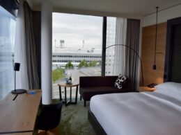 Im Haus, Mobiliar, Zimmer, Fenster, Inneneinrichtung, Wand, Kissen, Matratze, Bettdecke, Bettwäsche, Fensterausstattung, Bett, Leinenstoffe, Bettbezug, Fensterabdeckung, Schlafzimmer, Haus, Bettrahmen, Suite, Boden, Vorhang, Boutique-Hotel, Penthouse, Eigentum, Wohnung, Hotel, Urlaub