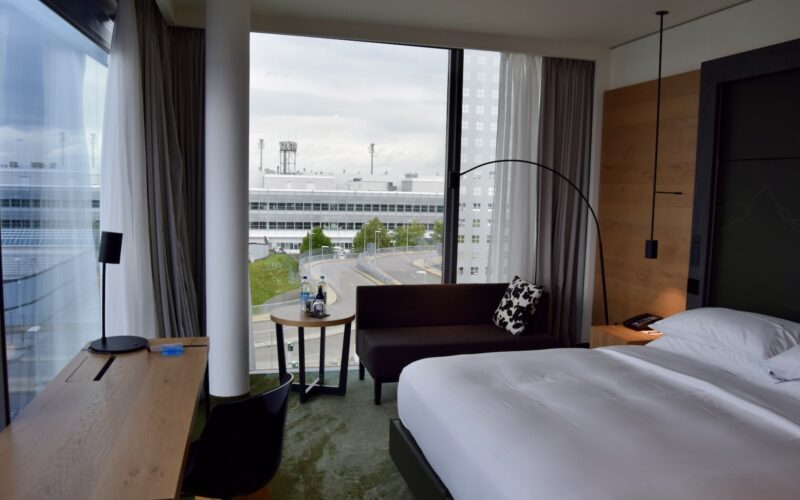Im Haus, Mobiliar, Zimmer, Fenster, Inneneinrichtung, Wand, Kissen, Matratze, Bettdecke, Bettwäsche, Fensterausstattung, Bett, Leinenstoffe, Bettbezug, Fensterabdeckung, Schlafzimmer, Haus, Bettrahmen, Suite, Boden, Vorhang, Boutique-Hotel, Penthouse, Eigentum, Wohnung, Hotel, Urlaub