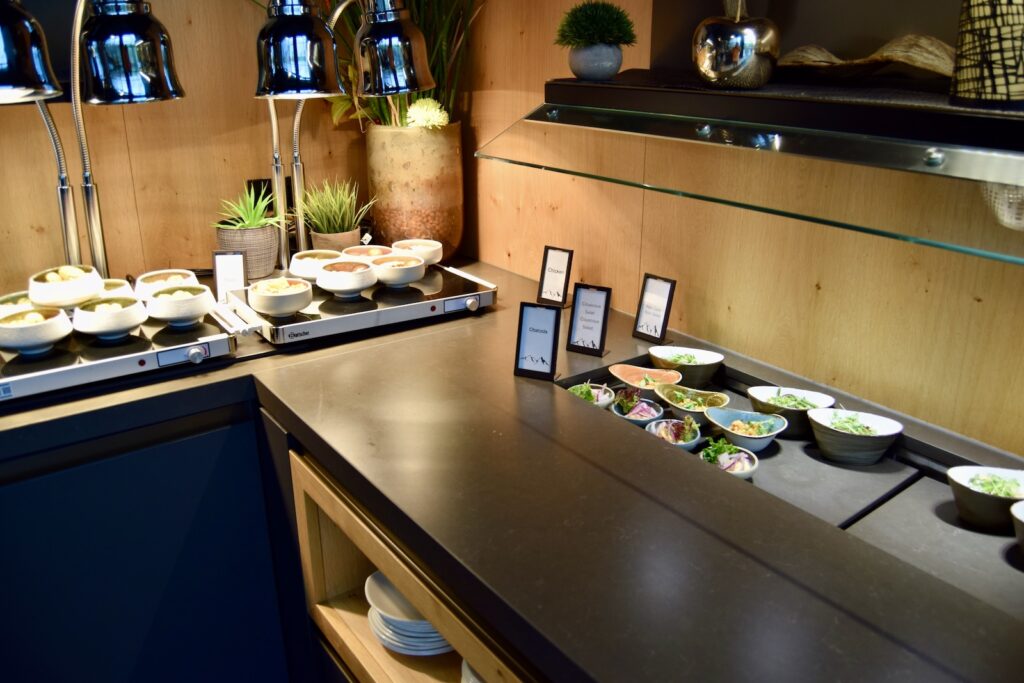 Im Haus, Arbeitsfläche, Wand, Essen, Küchengerät, Waschbecken, Flasche, Möbel, Küche, Tisch, Restaurant
