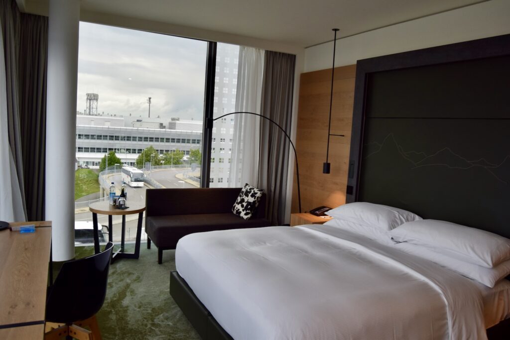 Im Haus, Mobiliar, Wand, Bett, Zimmer, Inneneinrichtung, Bettwäsche, Bettdecke, Matratze, Schlafzimmer, Leinenstoffe, Bettrahmen, Kissen, Bettbezug, Vorhang, Suite, Fensterausstattung, Fenster, Boutique-Hotel, Fensterabdeckung, Nachttisch, Tisch, Haus, Hotel, Boden, Urlaub