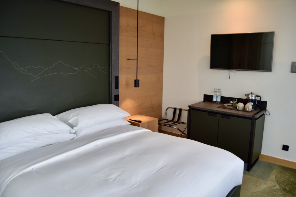 Im Haus, Wand, Mobiliar, Zimmer, Bettdecke, Inneneinrichtung, Bettwäsche, Matratze, Schublade, Bettbezug, Bettrahmen, Bett, Leinenstoffe, Hotel, Nachttisch, Kommode, Kissen, Möbel, Schlafzimmer, Suite, Boden