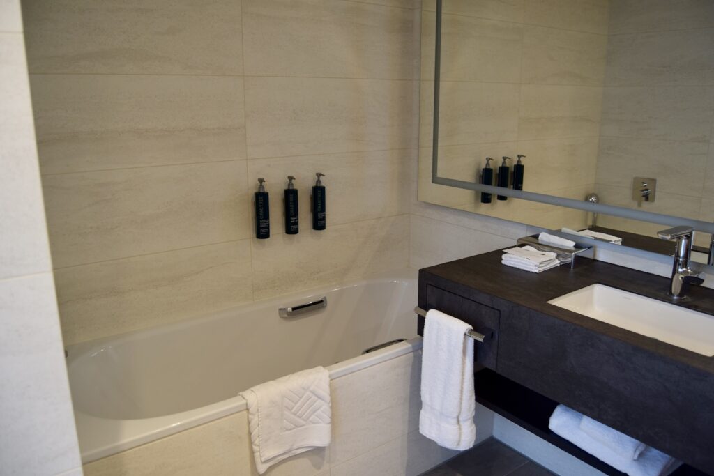 Im Haus, Wand, Installationszubehör, Badezimmerzubehör, Hahn, Kachel, Wasserleitung, Waschbecken, Badezimmer, Zimmer, Spiegel, Boden
