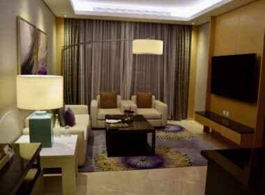 Im Haus, Wand, Inneneinrichtung, Tisch, Vorhang, Kaffeetisch, Vase, Couch, Boden, Stuhl, Decke, Fenster, Fernsehen, Zimmer, Mobiliar, Hotel