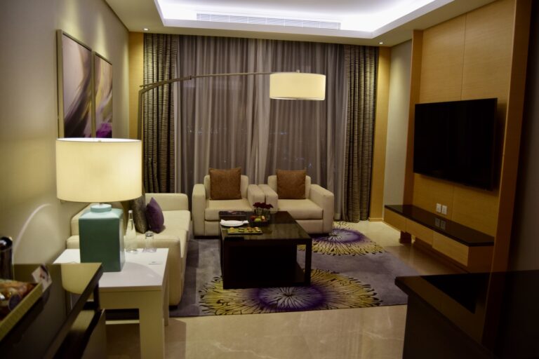 Im Haus, Wand, Inneneinrichtung, Tisch, Vorhang, Kaffeetisch, Vase, Couch, Boden, Stuhl, Decke, Fenster, Fernsehen, Zimmer, Mobiliar, Hotel