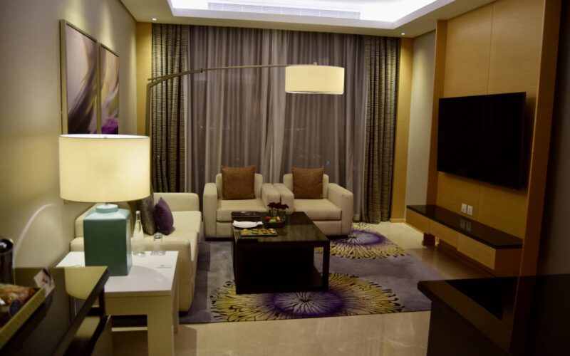 Im Haus, Wand, Inneneinrichtung, Tisch, Vorhang, Kaffeetisch, Vase, Couch, Boden, Stuhl, Decke, Fenster, Fernsehen, Zimmer, Mobiliar, Hotel