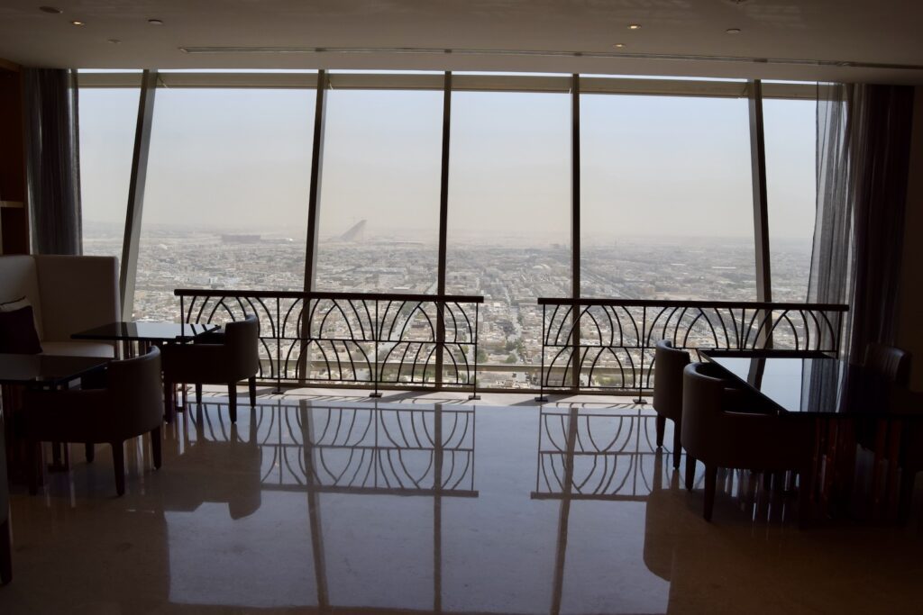 Mobiliar, Tisch, Im Haus, Fenster, Boden, Esstisch, Kaffeetisch, Tageslichtsysteme, Wand, Zimmer, Stuhl