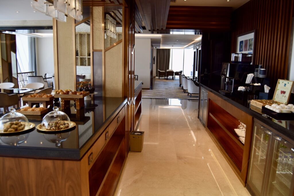 Im Haus, Arbeitsfläche, Wand, Möbel, Waschbecken, Schrank, Boden, Essen, Küchengerät, Tisch, Inneneinrichtung, Fenster, Decke, Küche