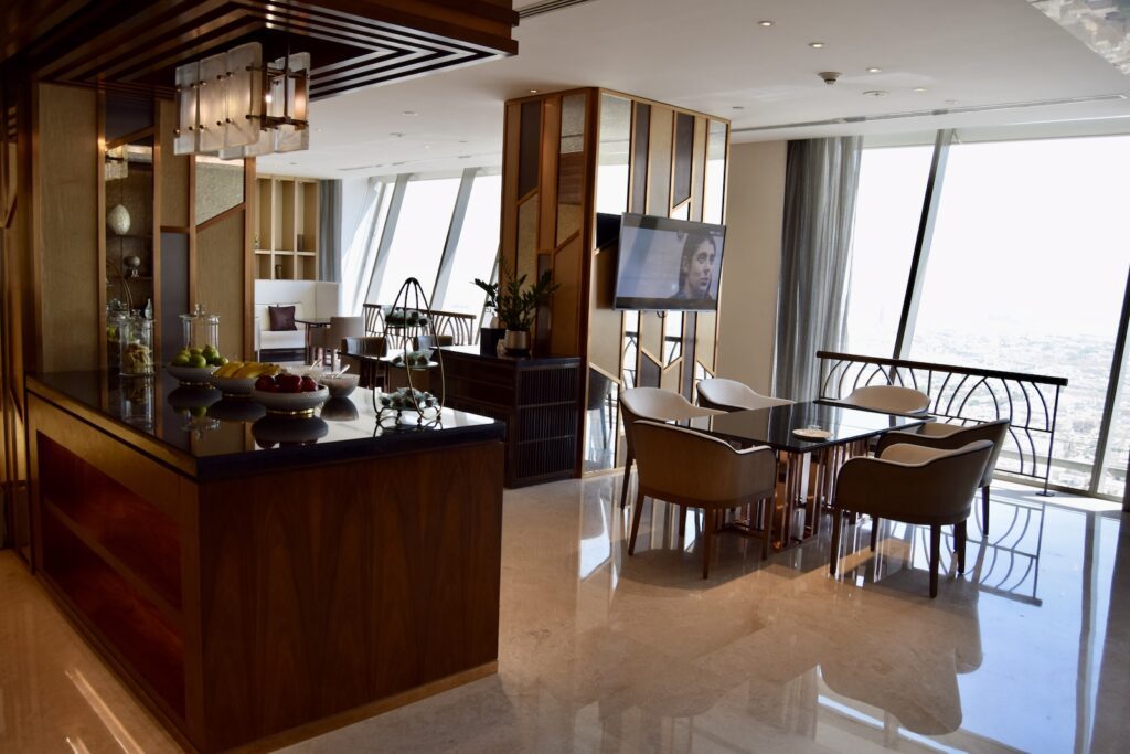 Im Haus, Wand, Inneneinrichtung, Mobiliar, Boden, Möbel, Arbeitsfläche, Decke, Esstisch, Waschbecken, Spiegel, Haus, Tisch, Fenster, Küche, Essen, Zimmer, Stuhl