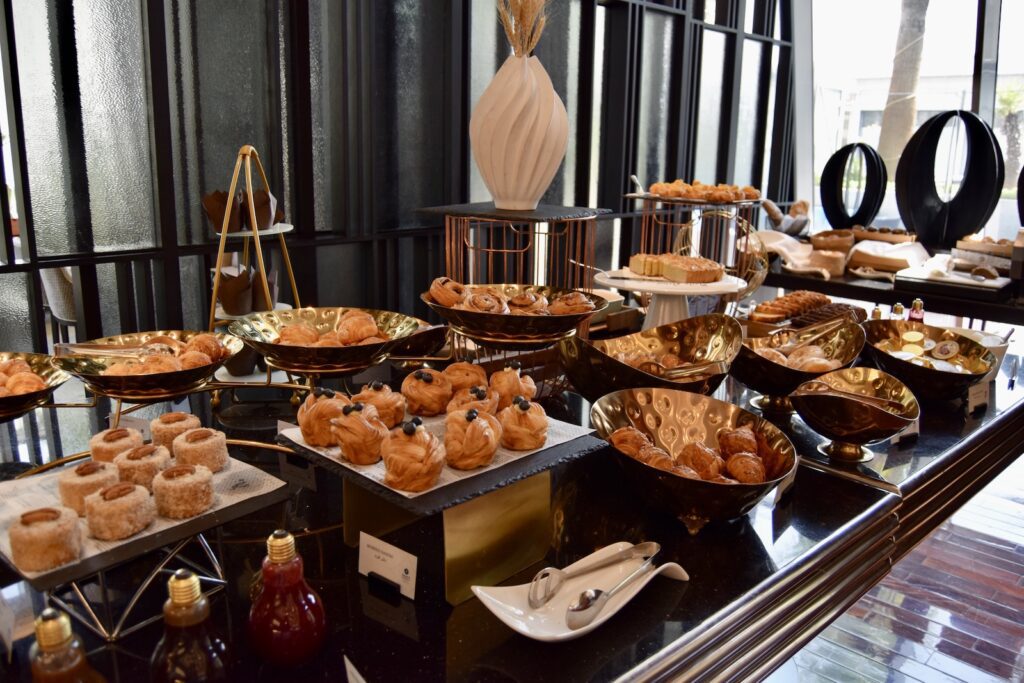 Snack, Im Haus, Bäckerei, Backwaren, Konditorware, Fastfood, Mahlzeit, Delikatesse, Geschirr, Tisch, Nachspeise, Essen, Buffet, Fenster