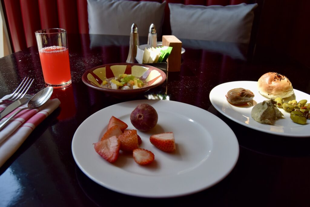 Essen, Geschirr, Mahlzeit, Im Haus, Platte, Brunch, Teller, Gabel, Saft, Serviergeschirr, Frühstück, Kulinarik, Kochkunst, Abendessen, Snack, Cicchetti, Küchenutensil, Tafelsilber, Tisch, Restaurant, rot, Drink