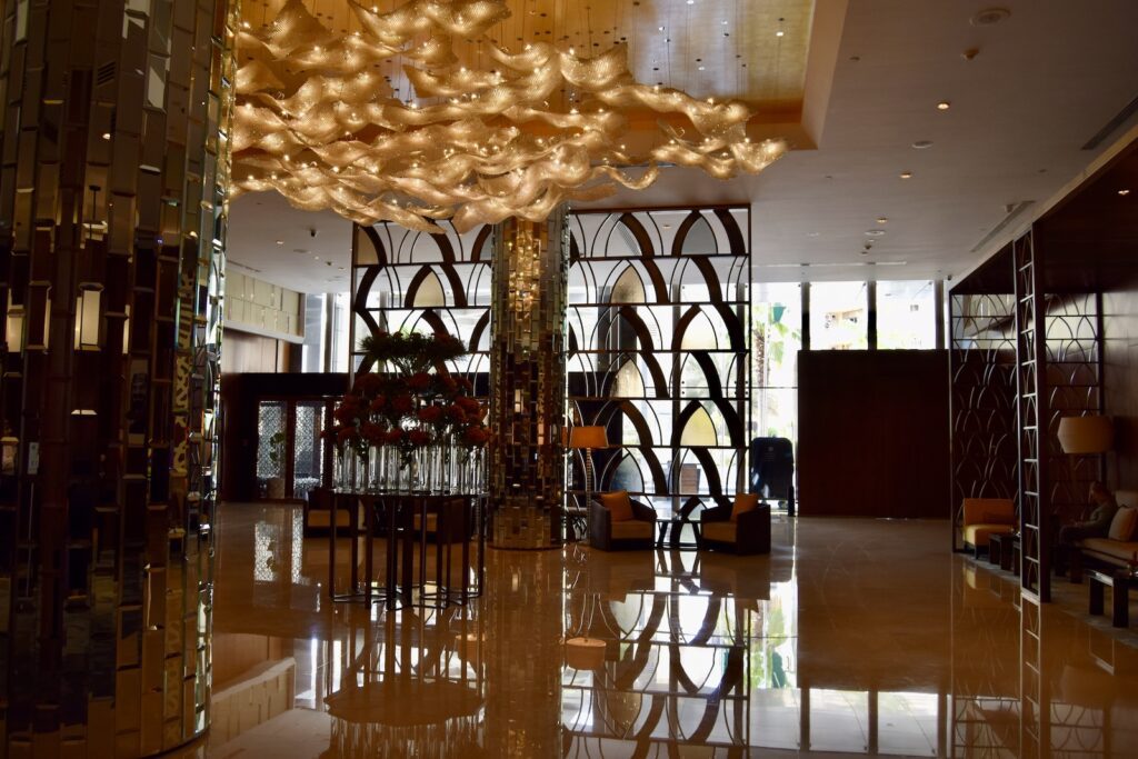 Im Haus, Inneneinrichtung, Empfangshalle, Deckenleuchte, Beleuchtung, Wand, Boden, Kronleuchter, Glas, Zimmer, Kunst, Halle, Decke, Bibliothek