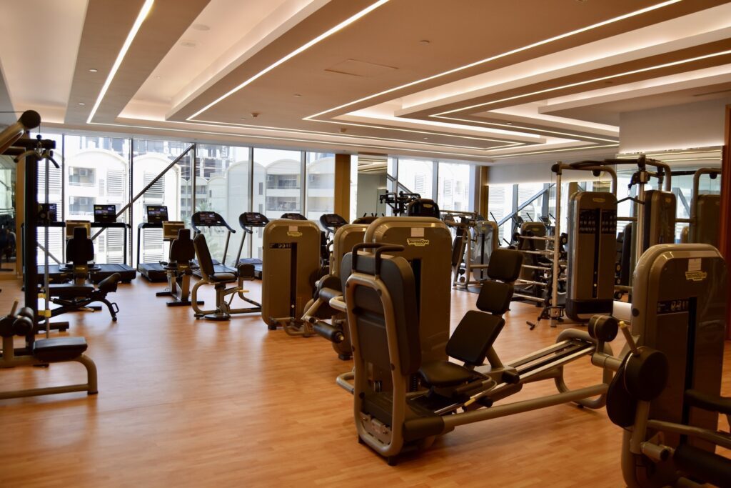 Trainingsausrüstung, Sporthalle, Im Haus, Trainingsgerät, Gewichte, Boden, Krafttraining, Gewichtstraining, Hantelbank, Trainingsbank, Laufband, Decke, Übung