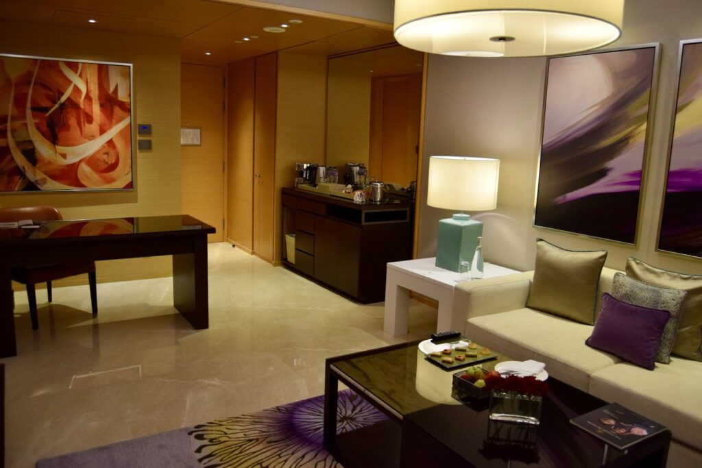 Im Haus, Wand, Inneneinrichtung, Kaffeetisch, Mobiliar, Boden, Vase, Couch, Studiocouch, Spiegel, Zimmer, Decke, Lampenschirm, Fußboden, Bettsofa, Tisch, Hotel, Kunst