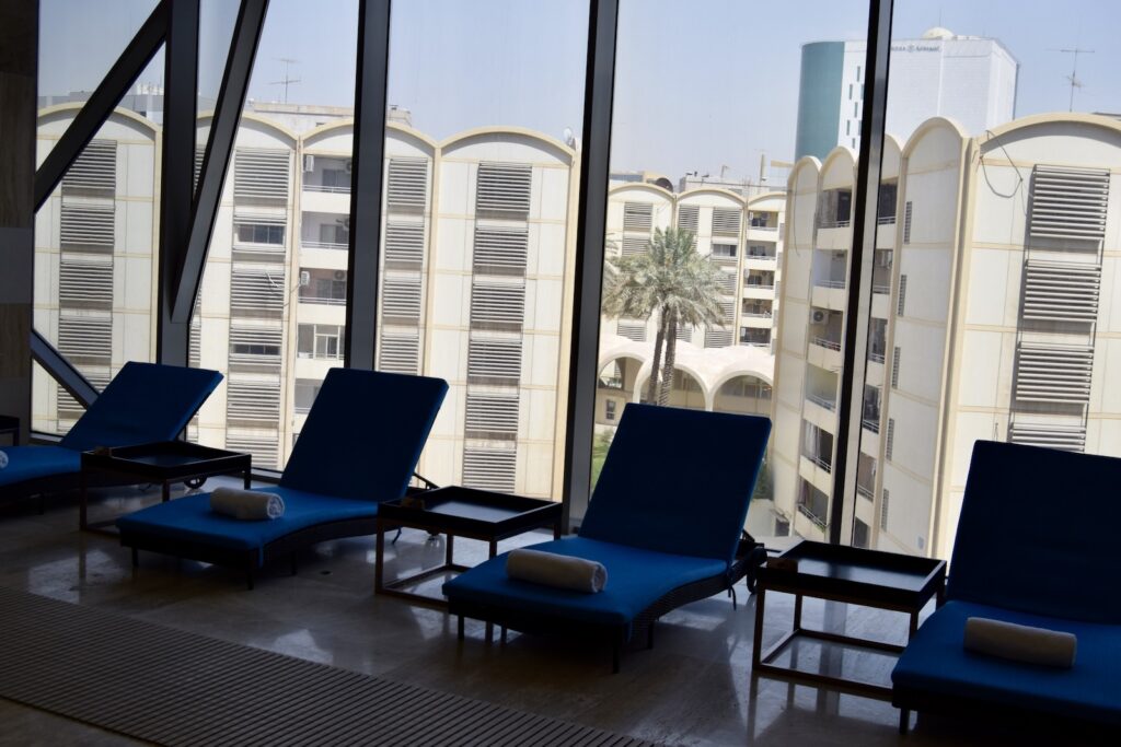 Mobiliar, Gebäude, Himmel, draußen, Stuhl, Sitzen, Blau, Boden, Hotel