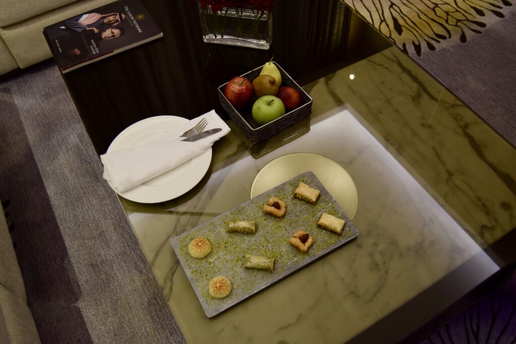 Platte, Geschirr, Im Haus, Mahlzeit, Essen, Snack, Kulinarik, Serviertablett, Boden, Tablett, Tisch