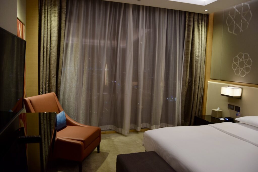 Im Haus, Wand, Bett, Inneneinrichtung, Mobiliar, Fensterausstattung, Leinenstoffe, Fensterabdeckung, Kissen, Bettwäsche, Bettdecke, Matratze, Bettbezug, Bettrahmen, Suite, Textil, Zimmer, Boutique-Hotel, Nachttisch, Boden, Schlafzimmer, Hotel, Vorhang