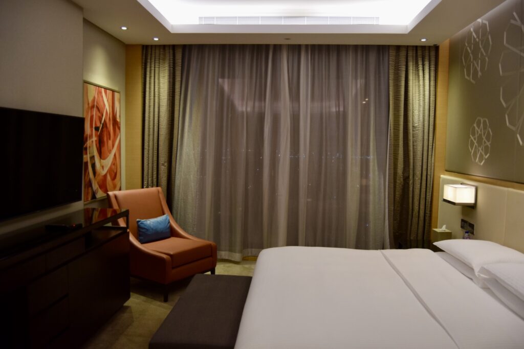 Im Haus, Wand, Inneneinrichtung, Bett, Mobiliar, Vorhang, Fensterausstattung, Kissen, Matratze, Bettwäsche, Bettdecke, Leinenstoffe, Fensterabdeckung, Suite, Bettbezug, Bettrahmen, Fußboden, Boden, Zimmer, Decke, Fenster, Fernsehen, Hotel, Schlafzimmer, Urlaub