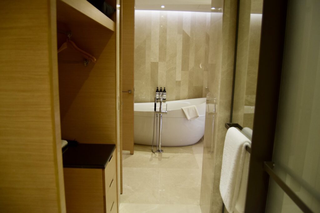 Im Haus, Wand, Badezimmer, Installationszubehör, Badezimmerzubehör, Spiegel, Kachel, Wasserleitung, Hahn, Waschbecken, Badewanne, Inneneinrichtung, Boden, Dusche, Tür, Toilette