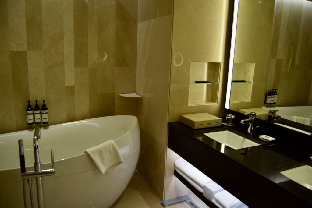 Im Haus, Wand, Installationszubehör, Badezimmerzubehör, Hahn, Badewanne, Wasserleitung, Badezimmer, Kachel, Waschbecken, Inneneinrichtung, Dusche, Spiegel, Toilette, Boden, Hotel