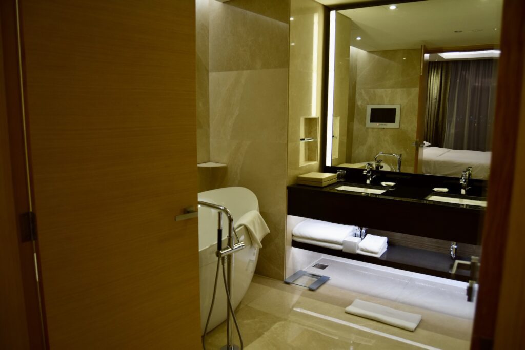 Im Haus, Wand, Installationszubehör, Badezimmerzubehör, Hahn, Kachel, Badezimmer, Wasserleitung, Badewanne, Inneneinrichtung, Spiegel, Zimmer, Waschbecken, Dusche, Boden, Toilette, Hotel, Wanne, Handtuch