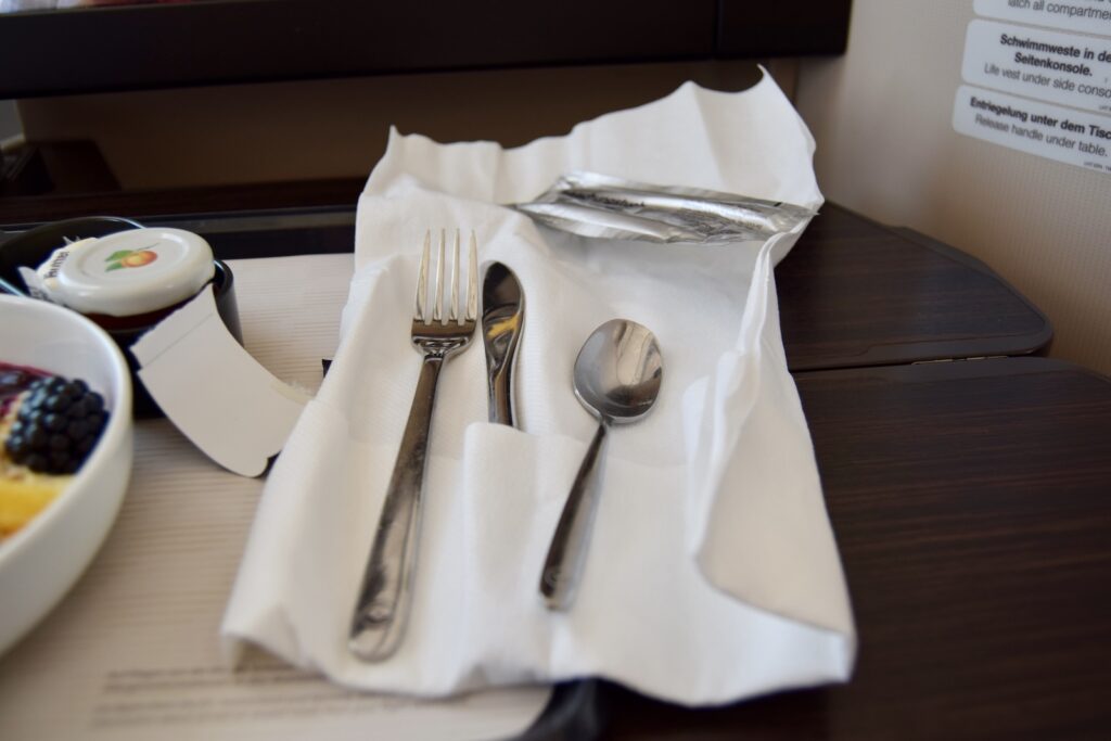 Geschirr, Tisch, Küchenutensil, Gabel, Tafelsilber, Essen, Platte, Löffel, Serviergeschirr, Im Haus, Mahlzeit, Serviette, Tafelmesser, Service, Tischset, Unterteller, weiß