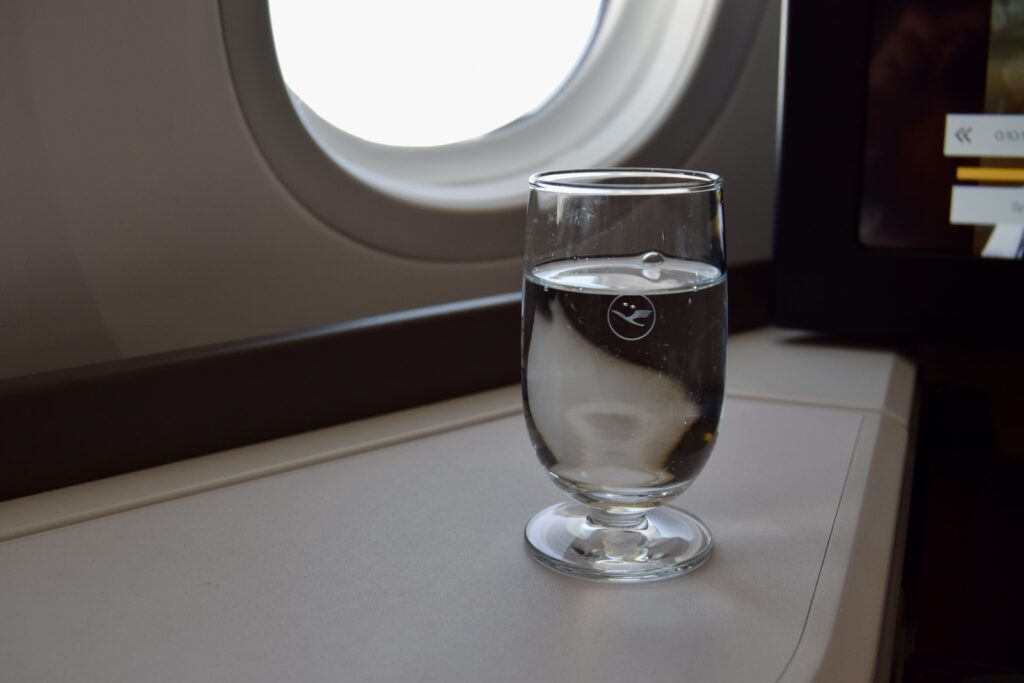 Drink, Trinkgefäß, transparentes Material, Im Haus, Geschirr, Wasser, Stielglas, Glas, Barzubehör, Tisch, Sitzen, Fenster, Behälter, Eis, Tasse