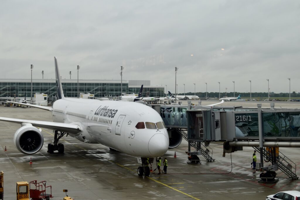 Platane Flugzeug Hobel, draußen, Himmel, Fahrzeug, Verkehrsflugzeug, Flughafen, Airline, Flugzeug, Transport, Flugreise, Düsentriebwerk, Flugplatzvorfeld, Dienstleistung, Flugzeugtriebwerk, Runway, Düsenflugzeug, Schmalrumpfflugzeug, Fluggastbrücke, airbus, Asphalt, Luftfahrt, Jet, Luftfahrttechnik, halten, Landeklappe, Gelände, Groß, Tor